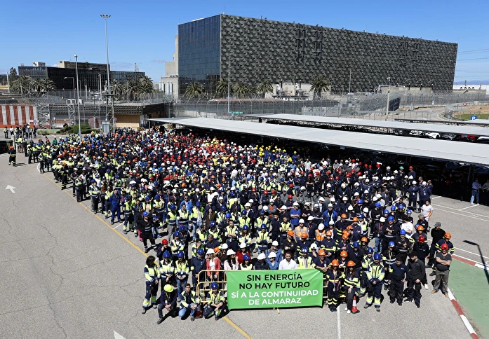 Trabajadores de Almaraz protestan contra la "losa" del cierre en plena recarga: "Es un referente mundial"