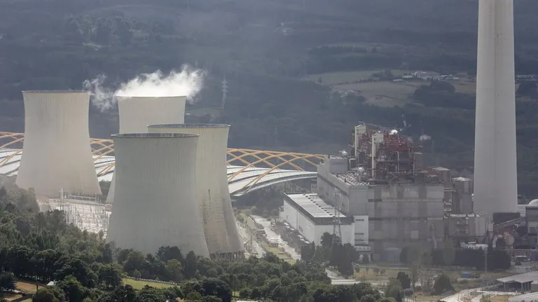 Red Eléctrica fija para el 16 de julio la voladura de las torres de refrigeración de la central térmica de As Pontes