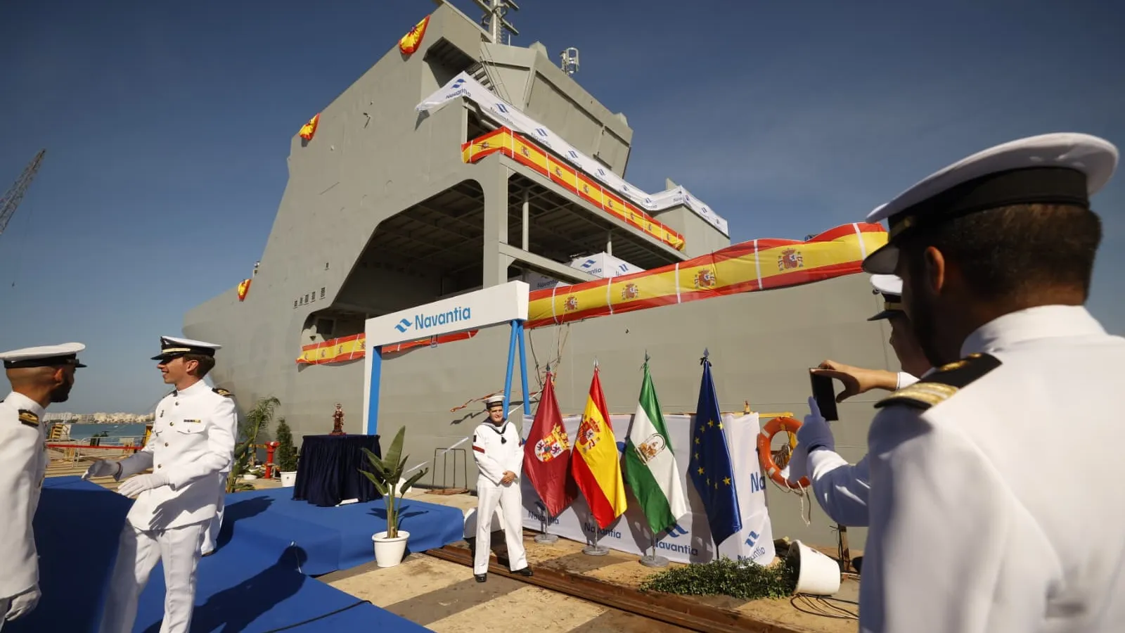 Navantia bota en Puerto Real el BAM IS Poseidón para la Armada, un buque para rescate de submarinos